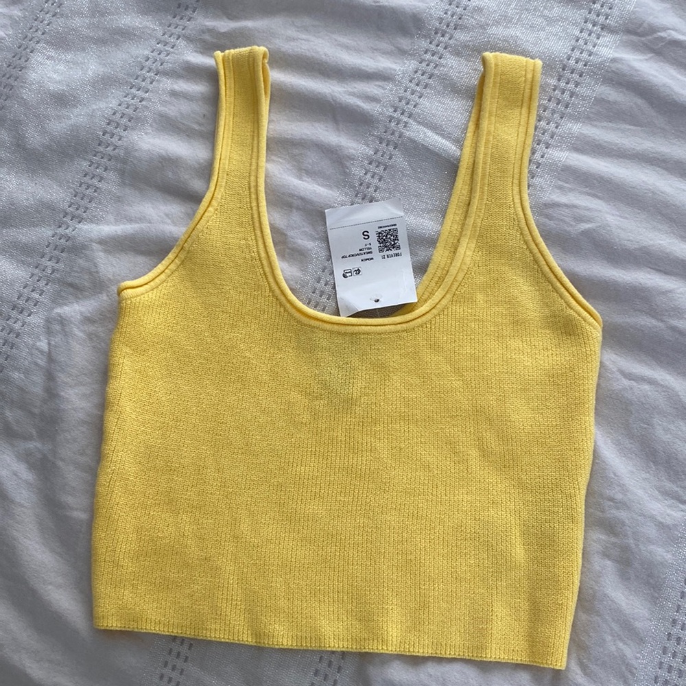 💰 3/$25 BUNDLE 💰 BNWT Super cute knit crop tank